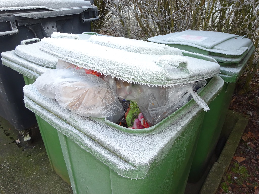 Atliekų tvarkymo iššūkiai žiemą: prišalusios atliekos ir rūkstantys konteineriai